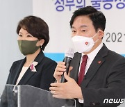 취재진 질문에 답하는 원희룡 제주지사