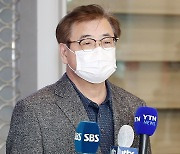 취재진과 인터뷰 하는 서훈 국가안보실장