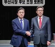 김영춘·박형준 후보 'TV토론 전 악수'