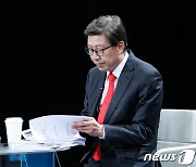 토론 준비하는 박형준 후보