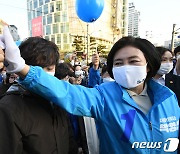 시민들과 인사 나누는 박영선 후보