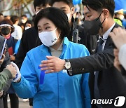 박영선, 시민들과 인사 나누며 지지호소