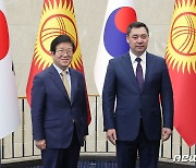 키르기스스탄 대통령 면담하는 박병석 국회의장