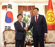 키르기스스탄 국무총리 면담하는 박병석 국회의장
