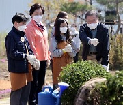 식목일 나무 심은 文.."'도시 숲' 늘리는 것이 미세먼지 대책"(종합)