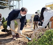 문 대통령, 식목일 맞아 당인리발전소 지상공원에 나무 심으며 도시숲 조성 필요성 강조