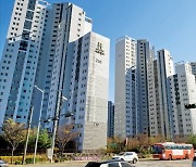 "12억에 팔린 서초 아파트, 공시가는 15억"..집주인들 '분노'