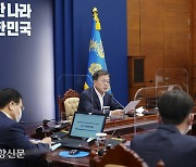 문 대통령 "생산국 수출 제한으로 백신 수급 불안 확대..어떤 경우에도 차질없도록 할 것"