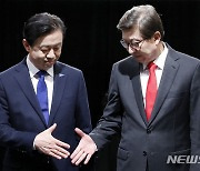 김영춘-박형준 후보, 토론 전 악수