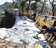 비로 무너진 성곽 복구 작업