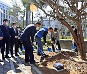 보훈처 창설 60주년 기념나무 심는 보훈처장