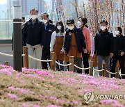 식수 장소로 이동하는 문재인 대통령