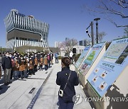 나무 심는 방법 설명 듣는 문 대통령 내외