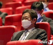 방역 점검 마친 뒤 영화 관람하는 황희 문체부 장관