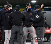 [포토] 한화 수베로 감독, 투수 교체 과정에 대해..할 말이?