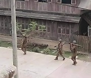 길 위에 시신이 그대로..구급대원에도 무차별 총격 "미얀마는 킬링필드"