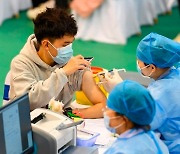 '협박도 안통해'..백신 접종률 4% 불과한 중국의 고민