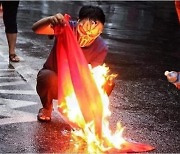 분노한 미얀마 국민들, 오성홍기 불태우며 "중국은 떠나라"