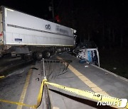 제주서 트럭·버스 4중 추돌사고..4명 사망·40여 명 부상