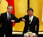 중‧일 외교장관, 북한 비핵화 "협력"..영유권 갈등은 '대립'