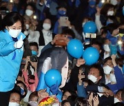 '상록수 열창' 박영선 "민심 시시각각 바뀌어..반드시 승리"