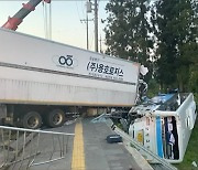 제주서 버스·트럭 4중 추돌, 4명 사망·40여명 부상 [종합]