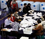 [재보선] 전체 잠정 투표율 55.5%..역대 재·보궐 선거 사상 최고치