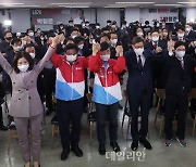<포토> 환호하는 박형준 후보 선거캠프
