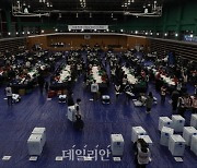 <포토> 시작된 서울시장 보궐선거 개표 작업