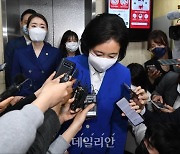 <포토> 굳은 표정으로 민주당 당사 나서는 박영선