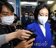 <포토> 굳은 표정으로 민주당 당사 떠나는 박영선