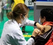[속보] 정부, 60세 미만 AZ 백신 접종도 한시적 보류