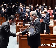 국민의힘 감사패 받는 김종인 비대위원장