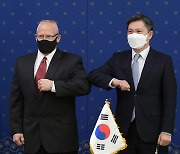 기념촬영하는 김상진 국방부 국제정책관과 주한미군사 기획참모장