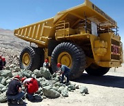 광물값 급등세에 해외 광산 대기업은 '사고' 정부는 '팔고'