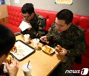 국군 장병도 올해부터 '군대리아' 말고 '버거킹' 먹는다