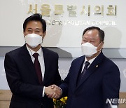 김인호 시의회 의장, 오세훈 시장 첫날 시청 전직원에 이메일..삼권분립 논란