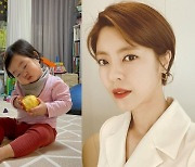 "어깨 결린 것 아냐" 이윤지, 사과 먹고 '예쁜 짓' 하는 둘째딸 소울 사진 공개