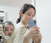 최희, 붕어빵 딸 업고 육아 '열일' 중.."포대기 꿀템 발견"