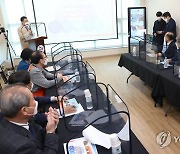 꼼지락 배송 앱 시연 보는 권칠승 장관