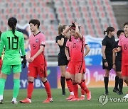 아쉬워하는 여자축구 대표팀