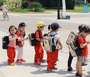 대구교육청, 유아 3만5천 명에 안전모·안전조끼 보급