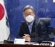 민주당원 인 듯 아닌 듯..'정권 심판' 비켜간 이재명 지지율