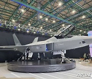최초 국산 전투기 KF-21 보라매..개발 5년여 만에 '첫선'(종합)