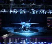 KAI, 한국 첫 전투기 'KF-21 보라매' 시제기 출고