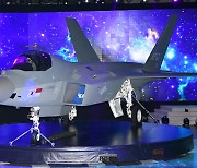 'KF-21 보라매' 첫 선..세계 8번째 초음속 전투기 개발국
