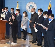 민주당 초선의원들 '선거 참패' 반성문.."박원순 사건 진심없이 사과했다"