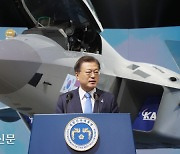한국형전투기 KF-21 출고식서 기념연설 하는 문재인 대통령 [경향포토]