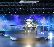 최초 국산 전투기 KF-21 공개..세계 13번째 전투기 개발국된 韓