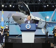 KF-21 출고식 찾은 文.. "독자 개발 전투기, 공군 중추될 것"